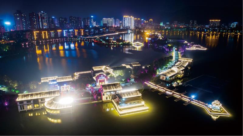 (图为流光溢彩的磁湖夜景)