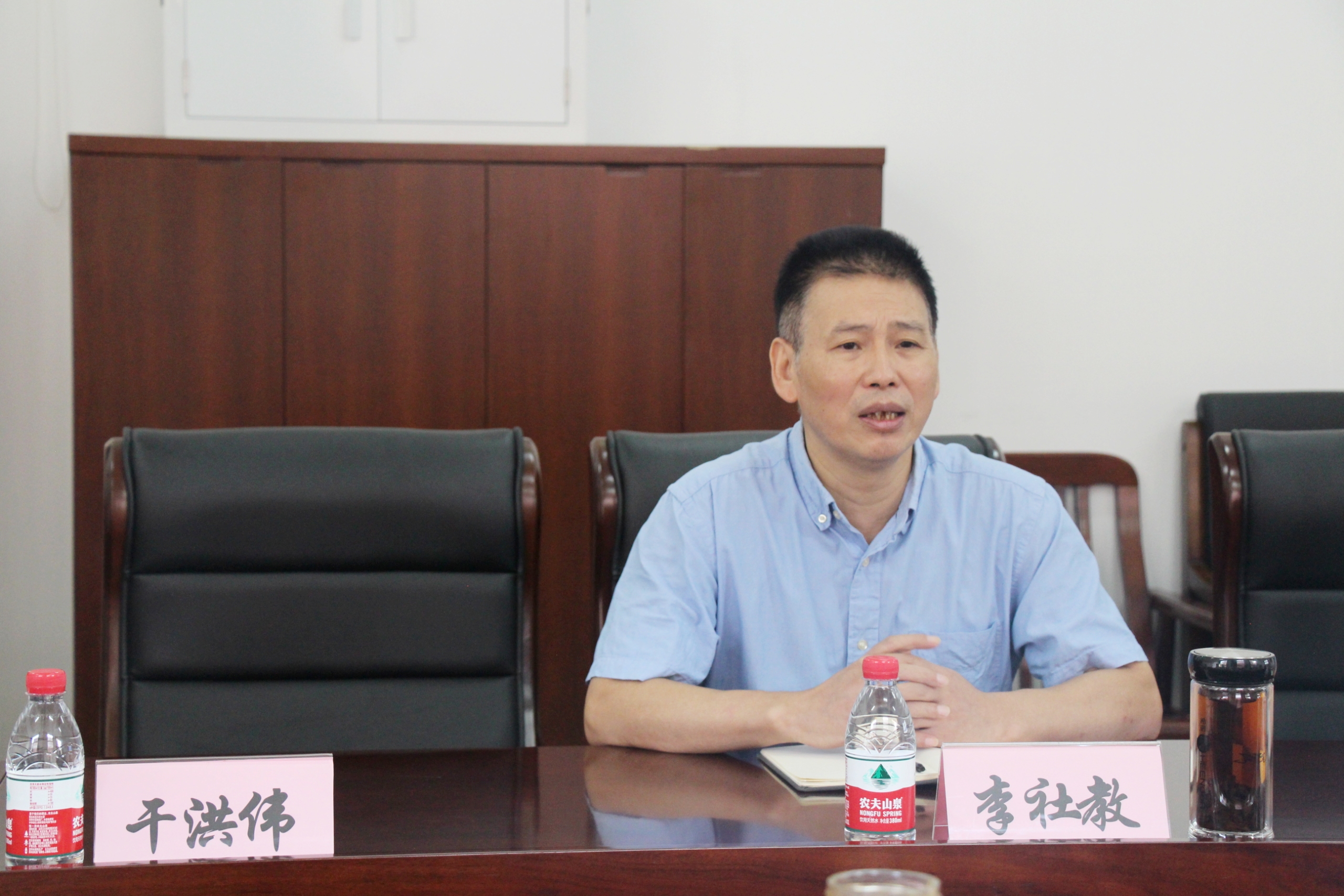 图为:湖北理工学院党委副书记,校长李社教介绍内审工作开展情况