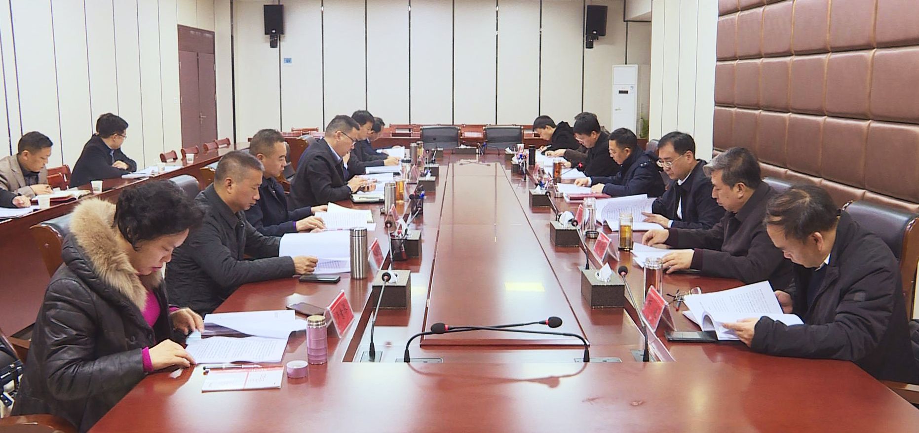 阳新县委常委班子召开对照党章党规找差距专题会议